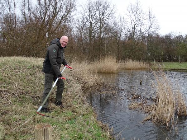 Siem werkt met de zeis 