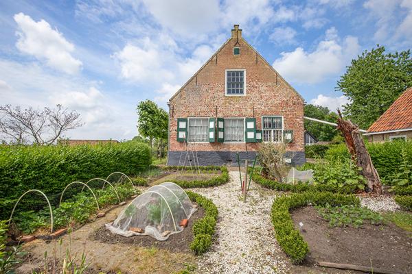 Vooraanzicht Hoeve van der Meulen met zich op moestuin