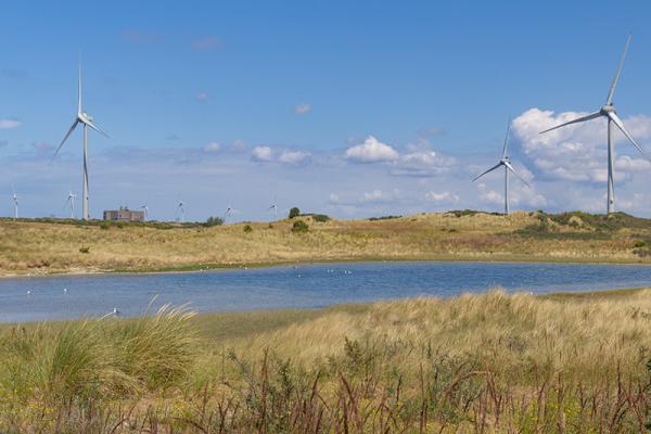 Neeltje Jans met windmolens op de achtergrond