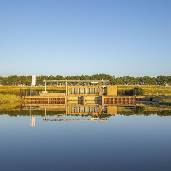 Gemaal Poppenkinderen met weerspiegeling in het water