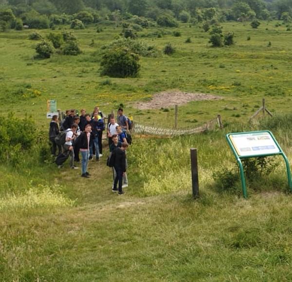 Groep verzameld zich bij ingang Slikken van de Heen