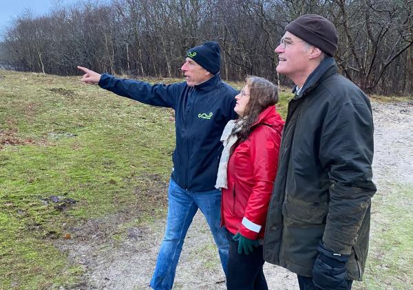 Man wijst de weg in Oranjezon