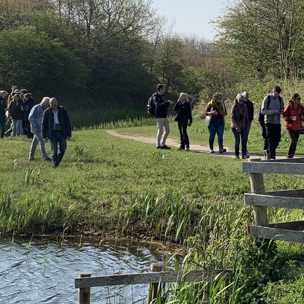 Groep mensen loopt door Oranjezon