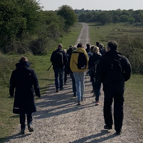 Groep mensen loopt door Oranjezon