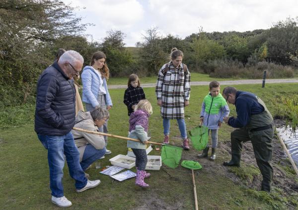 Kinderen krijgen uitleg over onderwaterleven