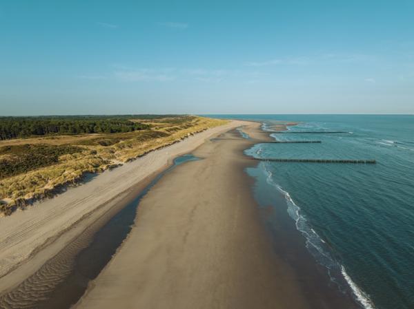 Wandelroutes in Zeeland, Oranjezon dronebeeld van strand en duingebied