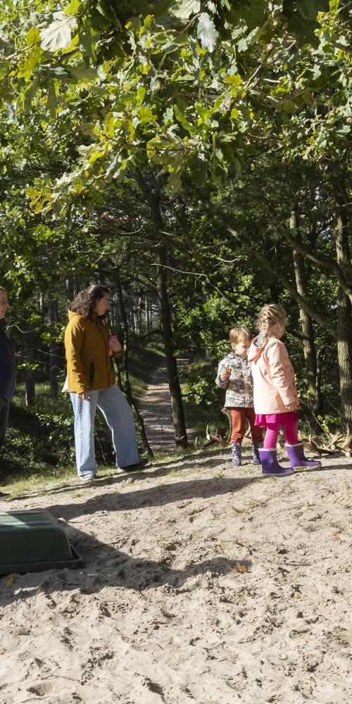 Kinderen krijgen uitleg over geweien 