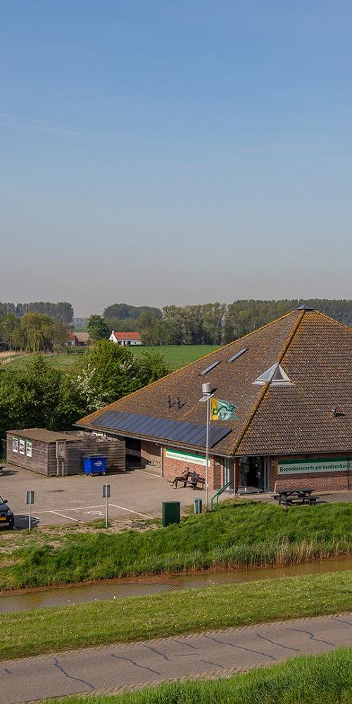 Foto van bezoekerscentrum Saeftinghe vanaf de dijk