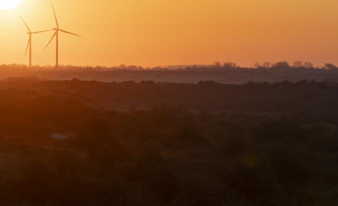 Windmolens bij zonsondergang 